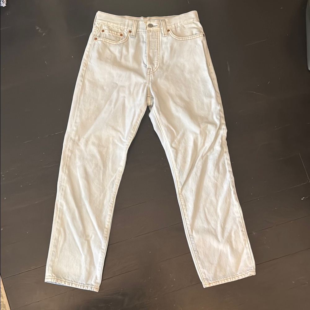 Levi’s Wedgie straight Jean size 27 light wash.